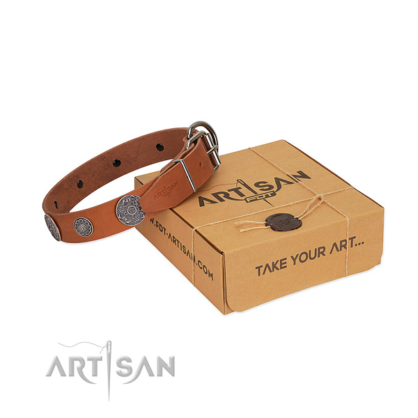 Easy wearing dog collar of full grain natural leather